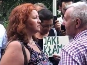 [video] "Obrończyni demokracji" szarpie starszego człowieka próbującego wyminąć demostrację