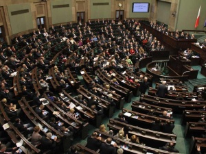 Sejm przyjął ustawę obniżającą wiek emerytalny