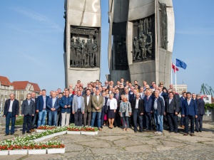 [Foto] Przewodniczący Piotr Duda i członkowie Komisji Krajowej upamiętnili Poległych Stoczniowców