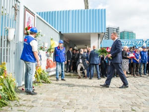 [Foto] Prezydent, Premier i Przewodniczący S. złożyli kwiaty pod bramą Stoczni Gdańskiej