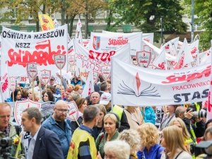 Protest oświaty: niskie płace dla nauczycieli to wstyd dla polityków!