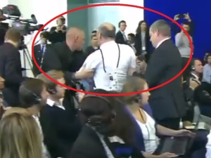 [video] "Wolność dla dziennikarzy". Zobacz co się stało z dziennikarzem na konferencji Merkel i Erdogana