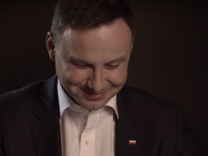 Prezydent publikuje mema z dystansem do oskarżeń o słynne zdjęcie na którym stoi: "Padłem"