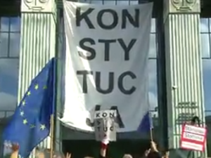 Według rzecznik Sądu Najwyższego hasło „konstytucja” można powiesić, „dekomunizacja” już nie