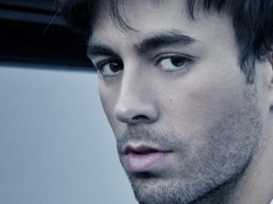 Enrique Iglesias wraca do Polski. Fani będą mogli wygrać spotkanie z artystą