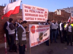 Kilkudziesięciu rolników protestowało przed MSZ i KPRM. Chcą lepszych relacji z Rosją