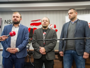 [Wideo] "Dekomunizacja!" - "Tygodnik Solidarność" odpowiada na napis "Konstytucja" / Zobacz konferencję