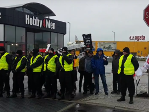 [Wideo] KOD usiłował prowokować przy wejściu na KZD Solidarności. Frekwencja jednak żenująca...