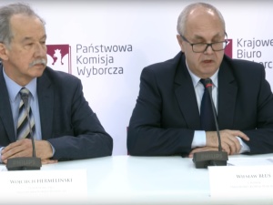 [video] Państwowa Komisja Wyborcza o frekwencji, niedozwolonej agitacji i niszczeniu ogłoszeń