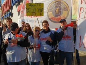 [fotorelacja] Protest przed Tesco w Rzeszowie w obronie przewodniczącej Komisji Oddziałowej Związku