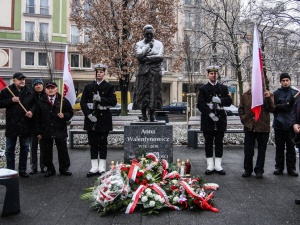 [nasza fotorelacja] Stan wojenny. Złożenie kwiatów pod pomnikiem Anny Walentynowicz i św. Jana Pawła II