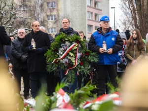 [nasza fotorelacja] Grudniowe memento w Gdańsku. Złożenie kwiatów pod Pomnikiem Poległych Stoczniowców