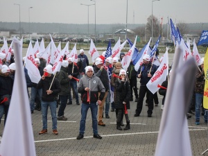 [Fotorelacja] Pikieta żądań płacowych "S" w Volkswagen Motor Polska