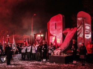 Obchody pod pomnikiem Ofiar Grudnia '70 w Gdyni. "Żądamy dekomunizacji i osądzenia winnych"