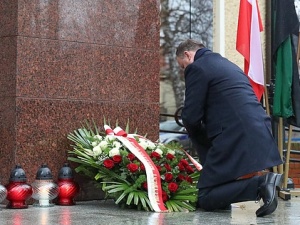 Prezydent złożył wieniec pod tablicą na budynku KGHM