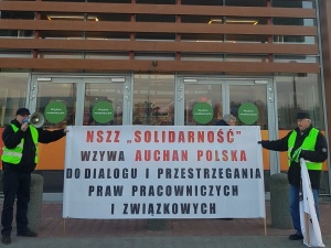 Pikieta Solidarności w Auchan. Związkowcy straszeni policją