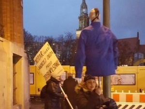 KOD przed berlińskim ratuszem z kukłą prezydenta RP