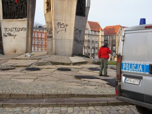 Gorące komentarze do profanacji Pomnika Poległych Stoczniowców: Jakim trzeba być prymitywem...