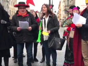 "Obrońcy demokracji" śpiewają "kolędę": "Pójdźmy wszyscy do stajenki, do KONUSA i panienki..." [video]