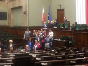 Posiedzenie Sejmu przełożone, ale "opozycja totalna" już blokuje mównicę