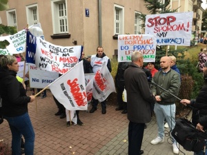 "Nie zgadzamy się na likwidację komunikacji miejskiej". Solidarność zorganizowała pikietę w Ostródzie