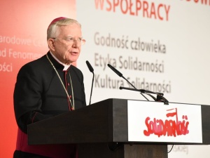 Abp Jędraszewski: "Nie można oddzielić chrystusowego krzyża od losu człowieka pracy i jego godności"