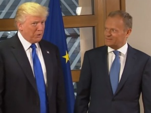 "Standardy Wałęsy, dziecinada, wstyd". Internauci komentują "żart" Tuska wobec Trumpa