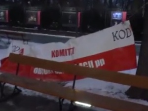 [video] Agonia "miasteczka" KOD przed Urzędem Rady Ministrów