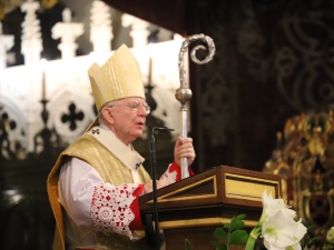 Onet pisze "W sieci trudno o głosy poparcia dla abp. Jędraszewskiego". A sieć #MuremZaJędraszewskim