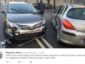 Czarna seria. Auto Kancelarii Sejmu z posłem jako pasażerem uczestnikiem kolizji w Warszawie