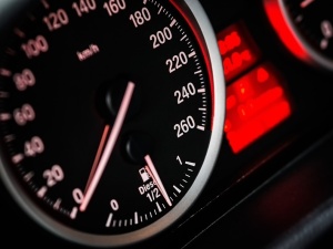 Biegli: Kolumna poruszała się z prędkością miejską - od 50 do 60 km/h