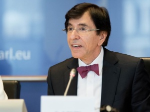 Były premier Belgii wzywa KE do uruchomienia art. 7 za słowa prezydenta Dudy dot. LGBT