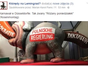 [foto] Kaczyński jako robak pożerający demokrację. Pies z polską flagą. Niemiecki humor z Düsseldorfu...