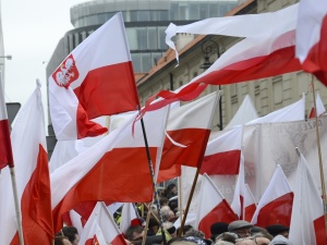 Zmiany barw na fladze i dodanie do korony orła krzyża? PiS szykuje rewolucję w symbolach narodowych?