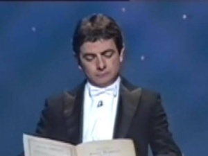 [video] Na wesoło: Rowan Atkinson (Jaś Fasola) wykonuje "Odę do radości"