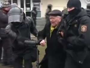 [video] Masowe protesty na Białorusi. Tak bije białoruski OMON