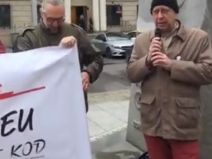 [video] Kijowski i Maziarski pod ambasadą Węgier w obronie uniwersytetu założonego przez Sorosa