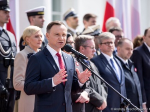 Prezydent Andrzej Duda: Być może poza granicami kraju barwy narodowe jeszcze bardziej ściskają za serce