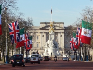 Pilne nocne spotkanie w Buckingham Palace. "Wszyscy siedzą jak na szpilkach"