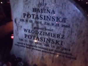 Szczątki pięciu osób w trumnie gen. Potasińskiego. Wąsik: "Odpowiada za to Ewa Kopacz i Donald Tusk"