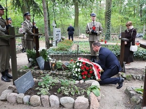 Wiązanki od Prezydenta RP na grobach założycieli KOR