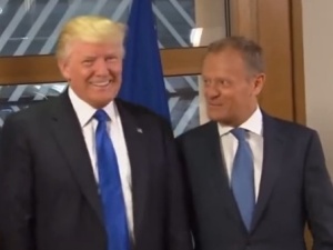 Tusk prosi Trumpa na Twitterze. Ten nawet nie zareagował. Wyręczyli go internauci...