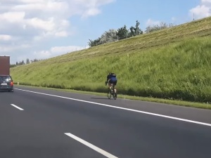 Rowerzysta sfilmowany na autostradzie w Poznaniu. Chwilę później wypadek [video]