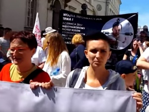 [video] Demonstracja przeciwko przymusowym szczepieniom w Warszawie. 10 tysięcy uczestników