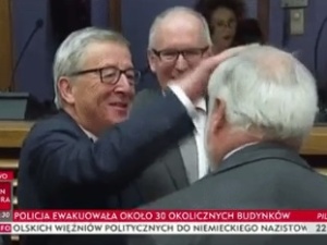 [video] Tak Juncker "wita się" z kolegami. Bieńkowska stała obok z niewyraźną miną