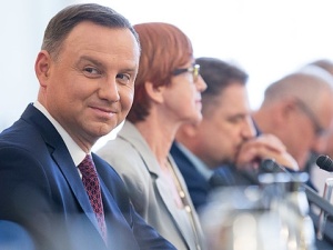 CBOS: politycy opcji rządzącej cieszą się największym zaufaniem społecznym