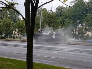 [video] Wypadek na Białorusi. Czołg zniszczył latarnię w centrum stolicy