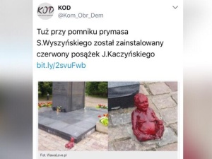 Prowokacja przy pomniku ks. kard. Stefana Wyszyńskiego, zamontowano posążek Jarosława Kaczyńskiego