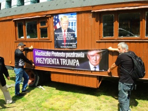 [Nasza Fotorelacja] Portrety Trumpa i bilbordy przed miasteczkiem namiotowym przed Sądem Najwyższym