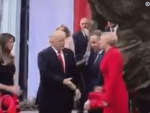 [video] Donald Trump chciał uścisnąć rękę Agacie Dudzie... ale spotkało go zaskoczenie